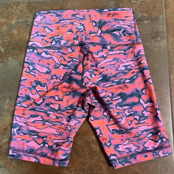 Lululemon wunder under shorts. Size 6 - Picture 3 of 8